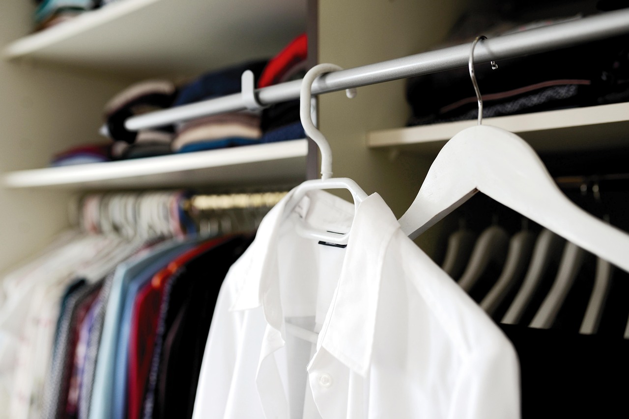Moda Sustentável no Verão 2026: Feiras Vintage, Marcas Eco e o Guarda-Roupa que Não Pesa na Consciência